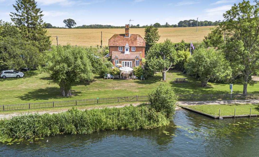 5 bed property in Remenham Lane, Henley-On-Thames